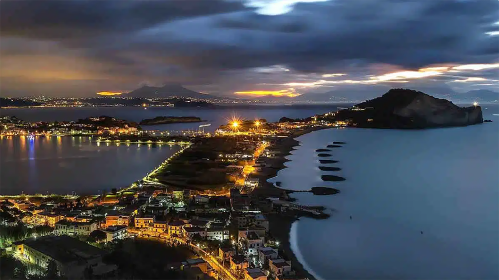 Monte di Procida - panoramica di sera