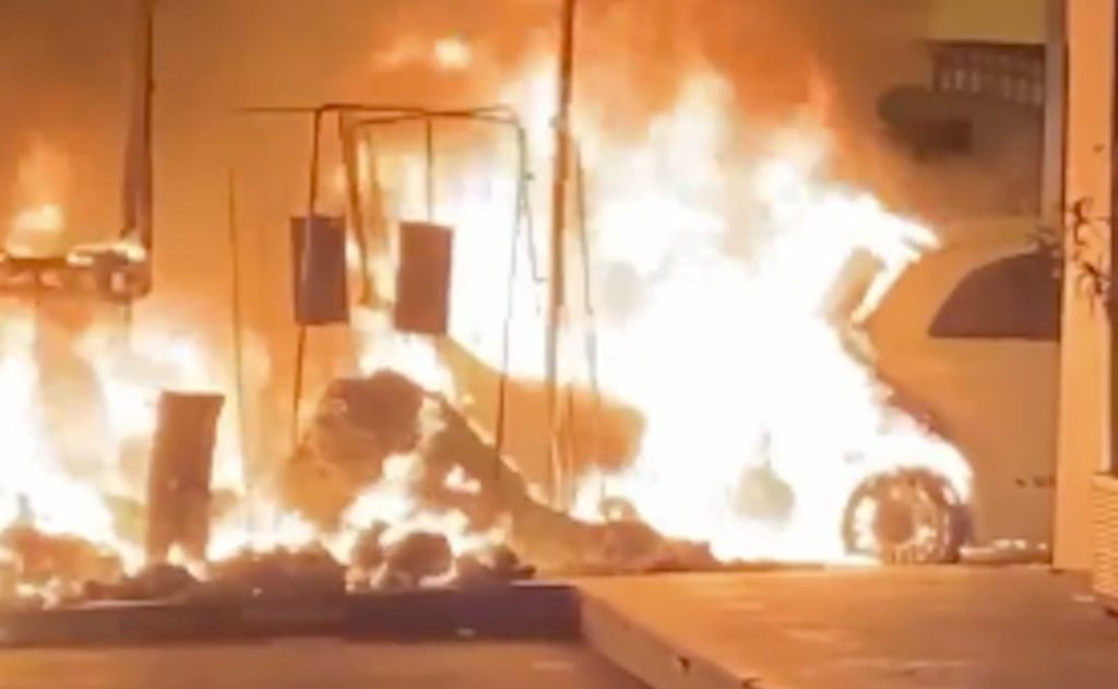 Napoli parcheggiatore abusivo incendia auto