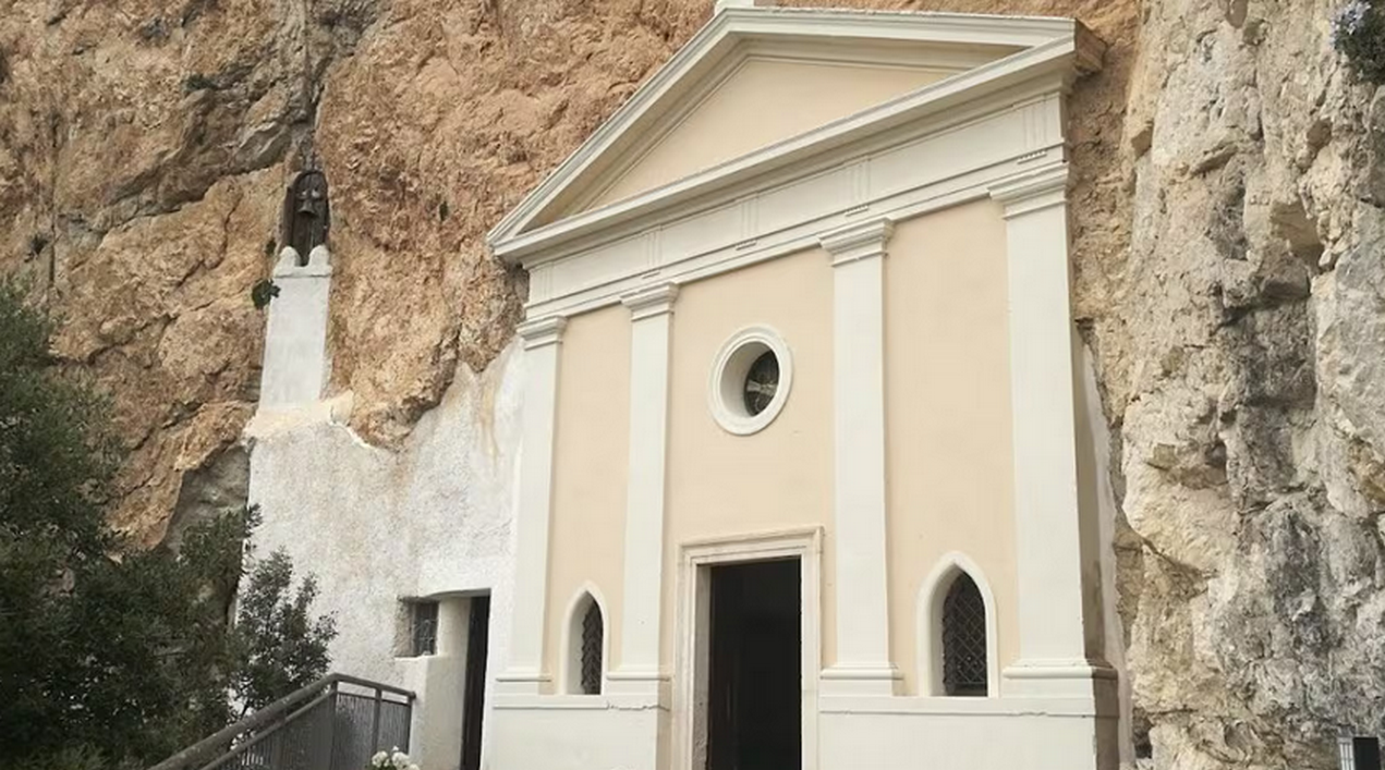 frosinone sasso cade testa pellegrino