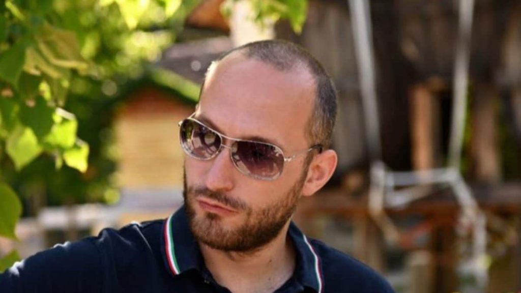 Si schianta con la moto contro la fiancata di un’auto a Bergamo: muore a 36 anni Matteo Monfrini