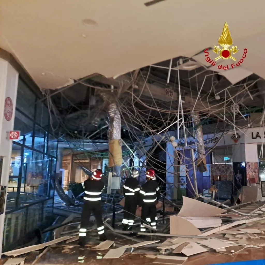 crollo controsoffittatura centro commerciale campania aperta inchiesta