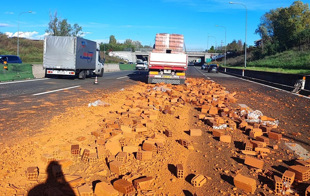 camion perde carico mattoni a2 polla petina oggi 23 maggio