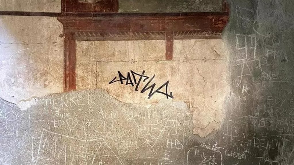 sfregiata domus ercolano turista denunciato