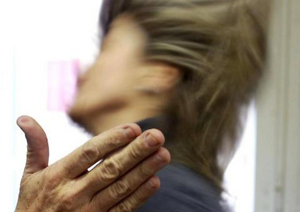 picchia madre napoli arrestato