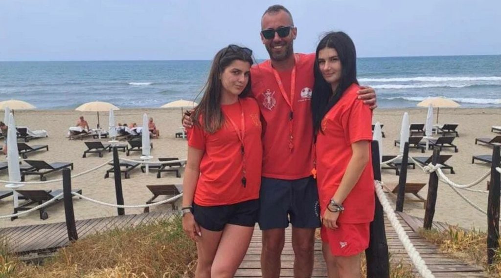 capaccio paestum ragazzi rischiano annegare mare agitato salvati bagnine