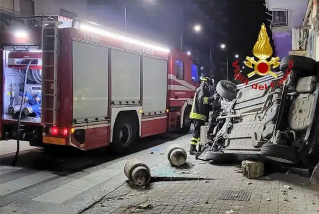 salerno-auto-si-ribalta-marciapiede-oggi-16-giugno