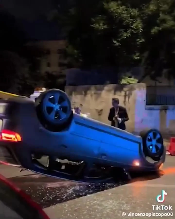 napoli auto si ribalta oggi 1 giugno 2024