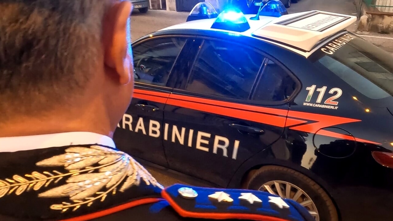 non sopporta domiciliari aggredisce madre sorella arrestato