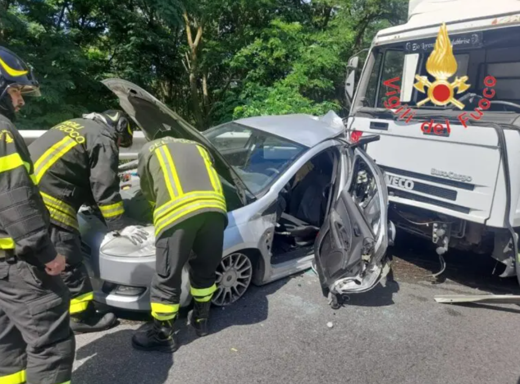 Cosenza incidente autostrada morto