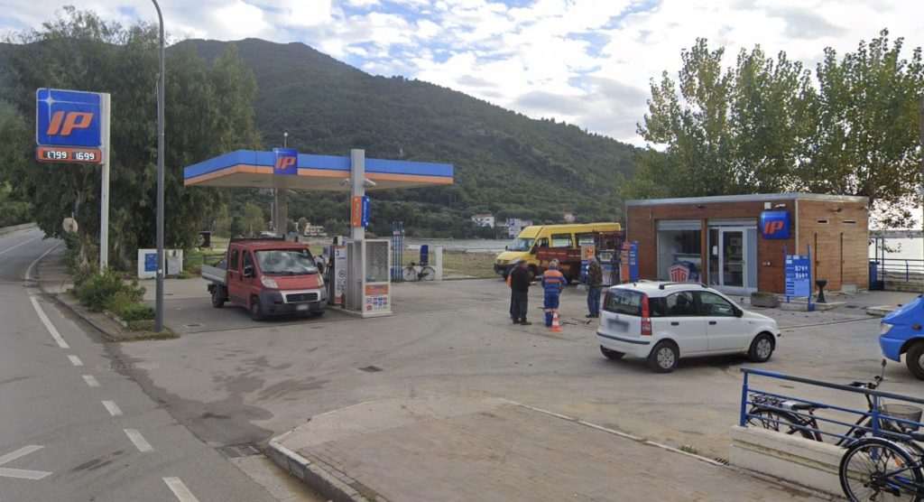 sapri benzinario trova portafogli restituito