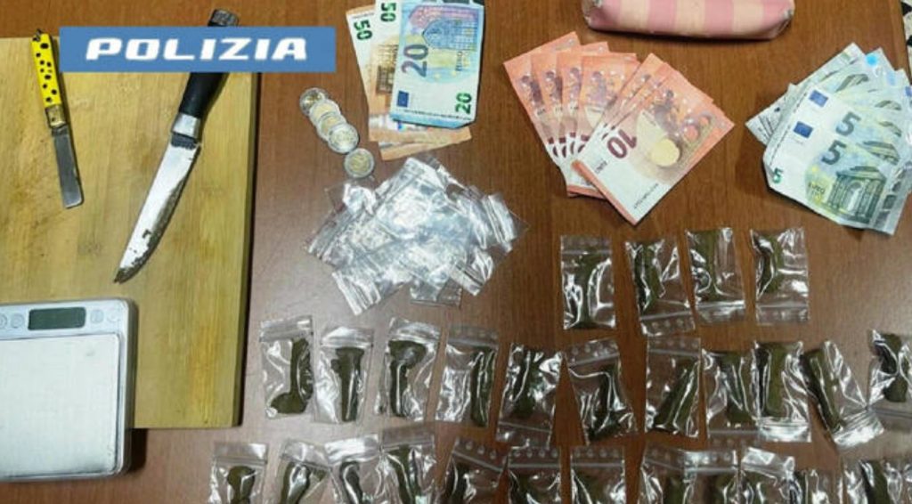 Napoli arrestato spaccio stupefacenti