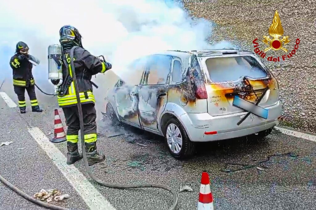 avellino auto prende fuoco autostrada a16