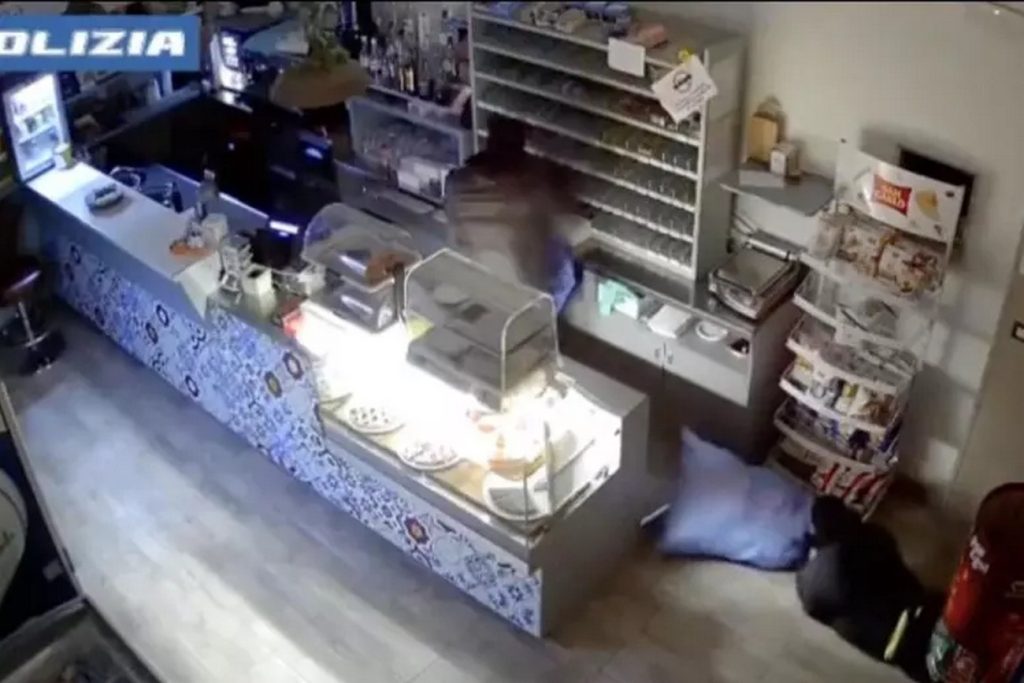 Foggia, sgominata la "banda della marmotta": rapinavano i bancomat facendoli esplodere