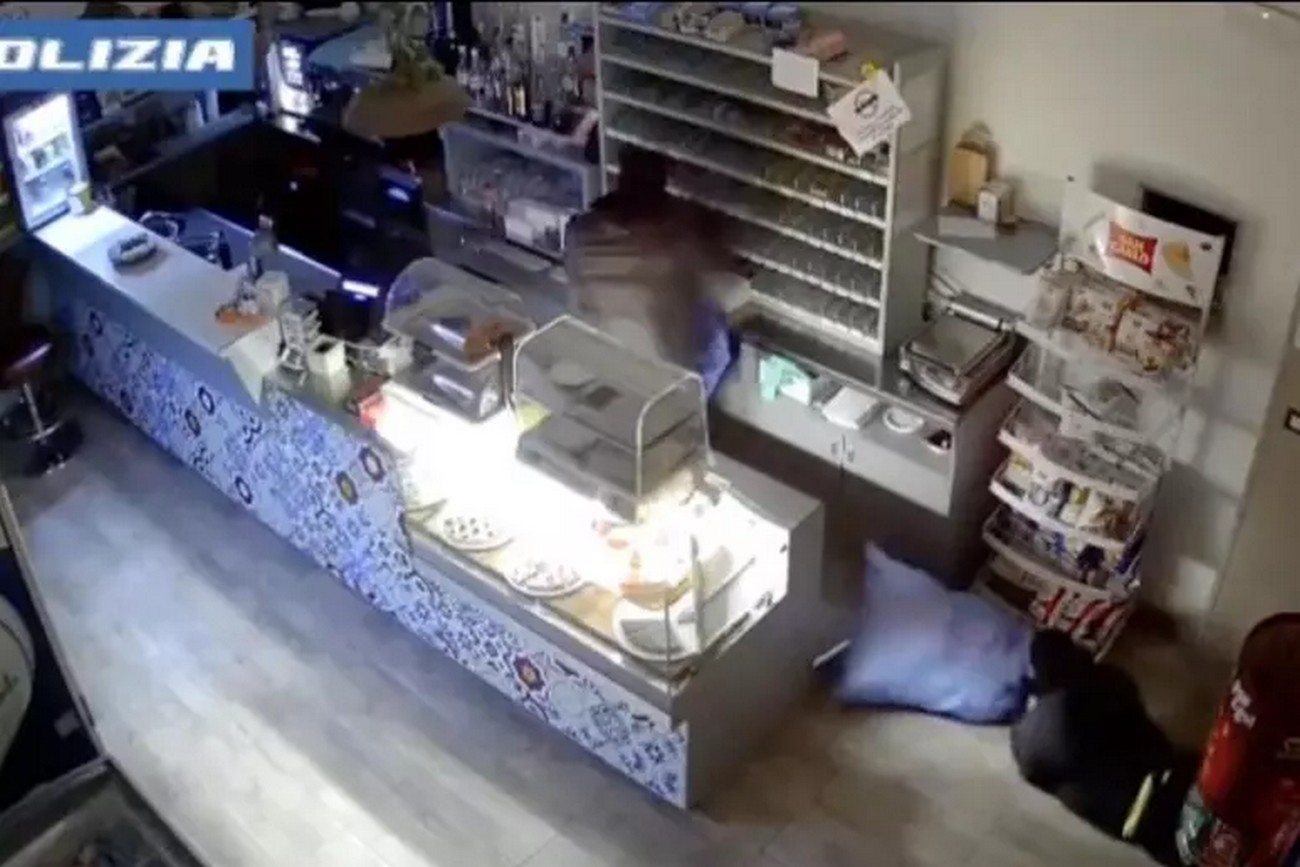Foggia, sgominata la "banda della marmotta": rapinavano i bancomat facendoli esplodere