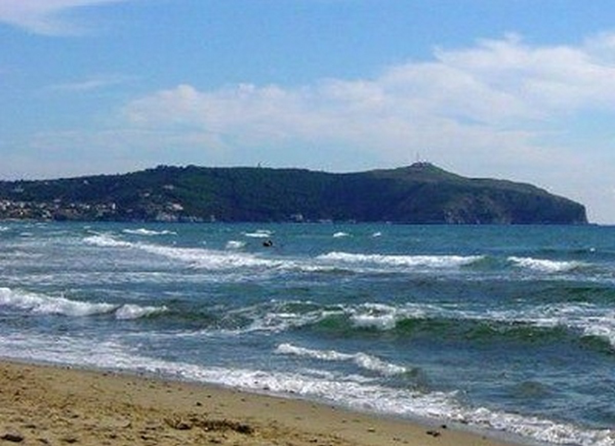 palinuro rischia annegare mare salvato bagnino