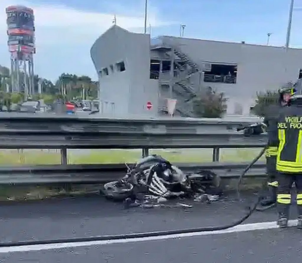battipaglia moto prende fuoco autostrada