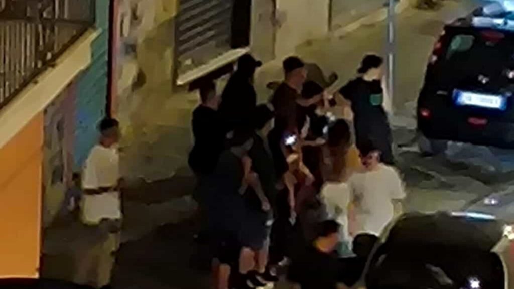 napoli ragazzina brutalmente pestata colore pelle