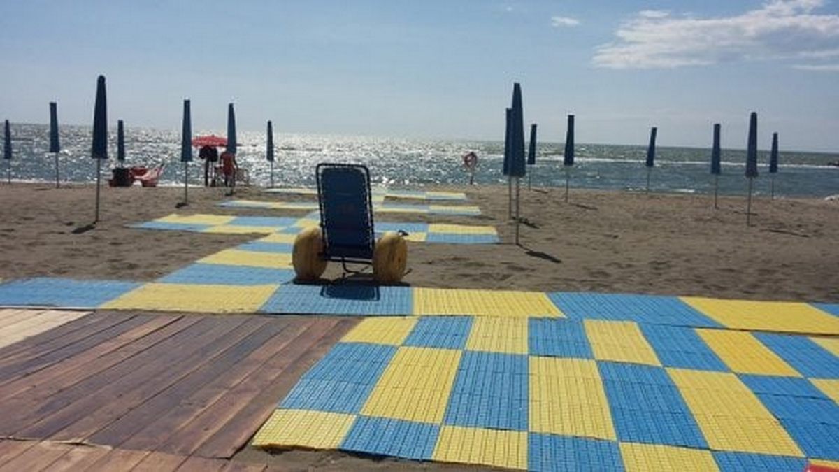 salerno stabilimento balneare rifiuta accesso bambino disabile