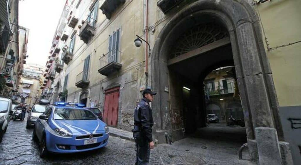 napoli bomba contro edificio storico