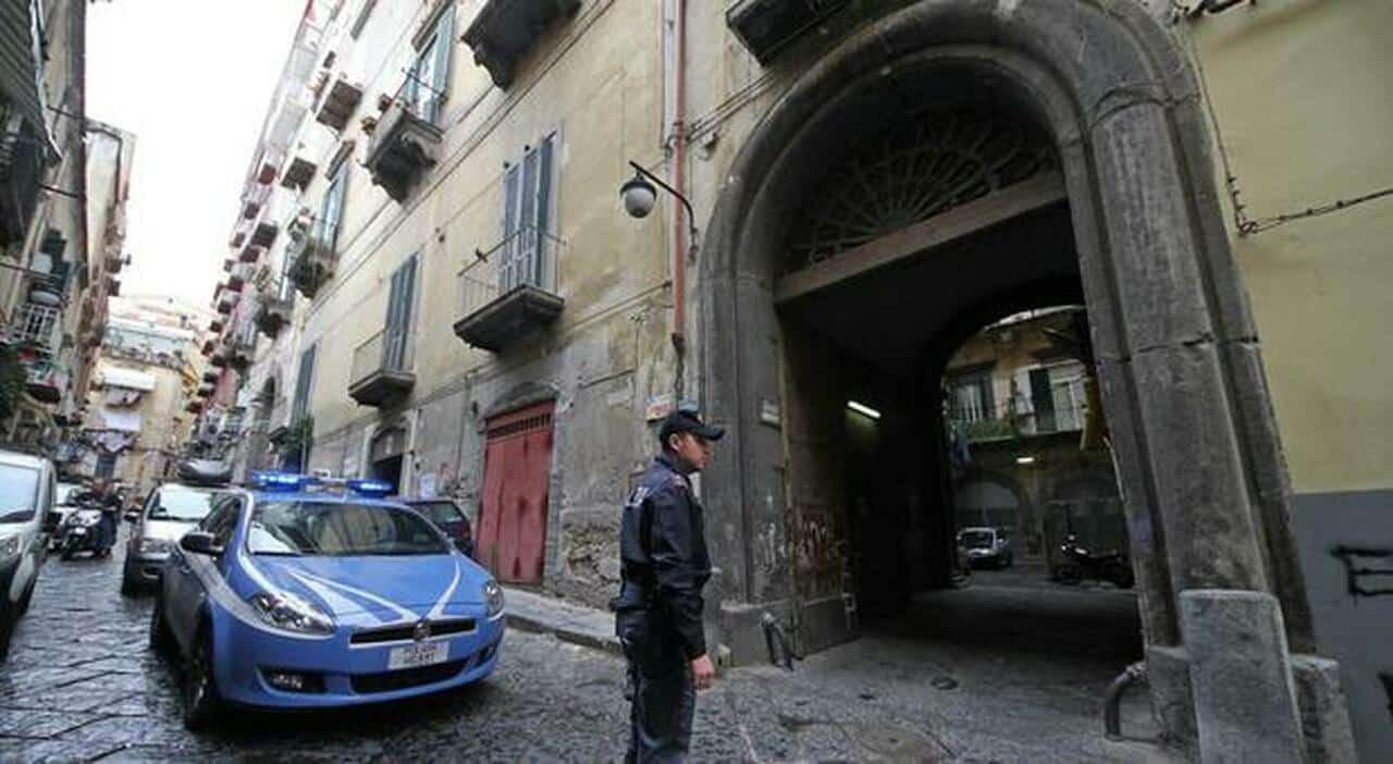 napoli bomba contro edificio storico