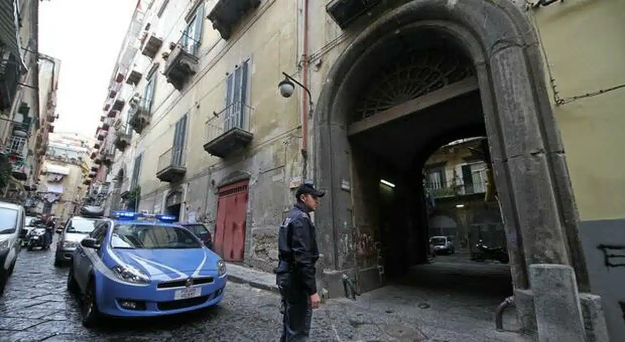 napoli bomba contro edificio storico