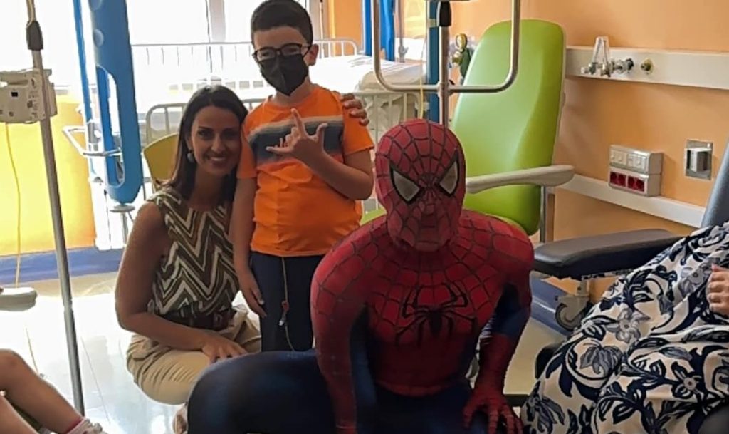 Napoli bimbo Spiderman ultimo giorno chemioterapia