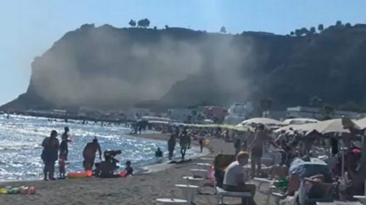 frana spiaggia monte procida cosa è successo oggi 17 luglio