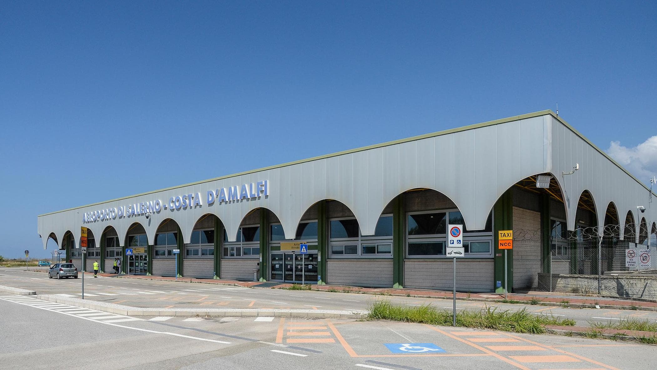 aeroporto salerno bar farmacia