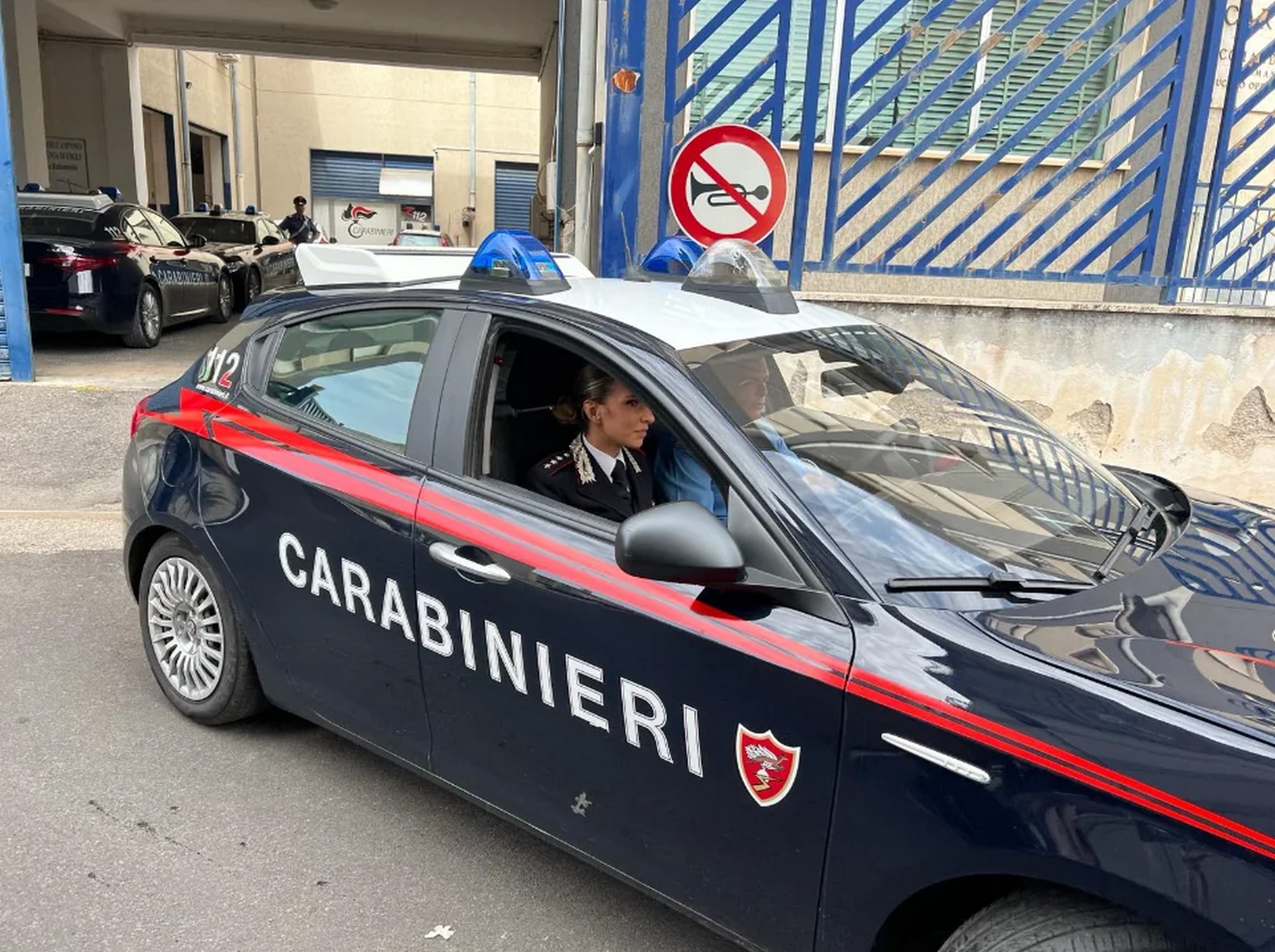 danneggiamenti molestie eboli ostaggio cento famiglie