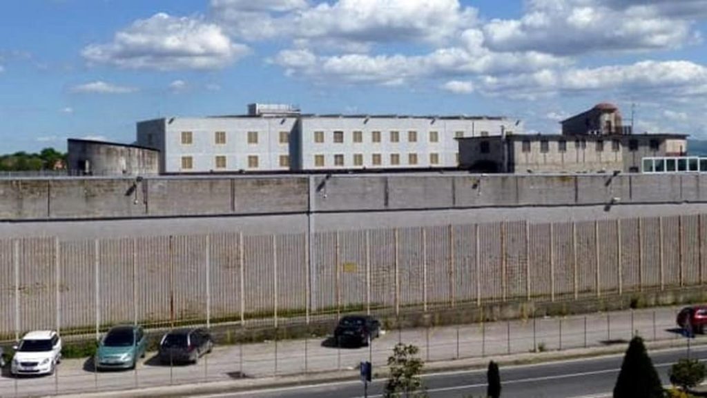 avellino detenuto mostra parti intime