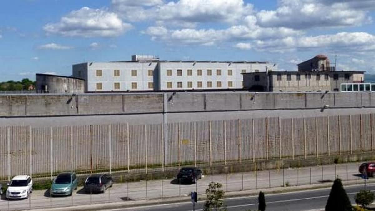 avellino detenuto mostra parti intime