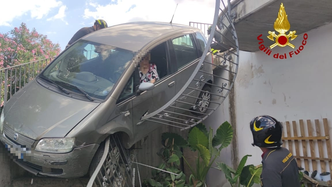 terni anziana auto sfonda recinzione giardino