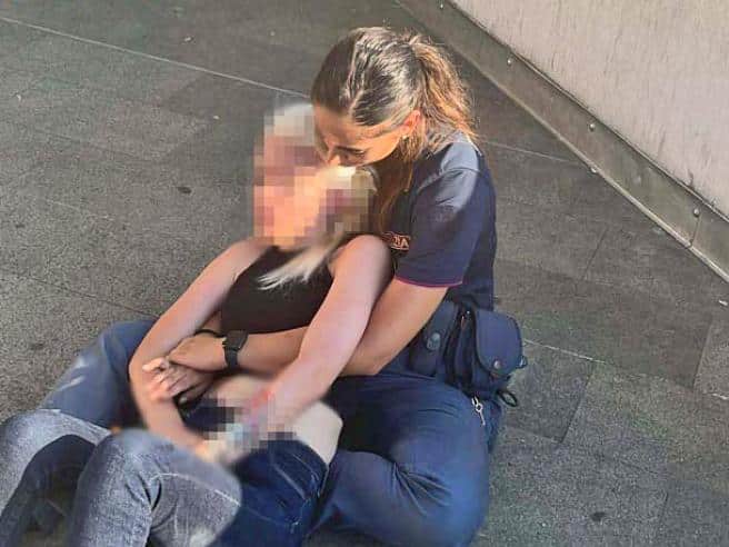como poliziotta ragazza suicidio