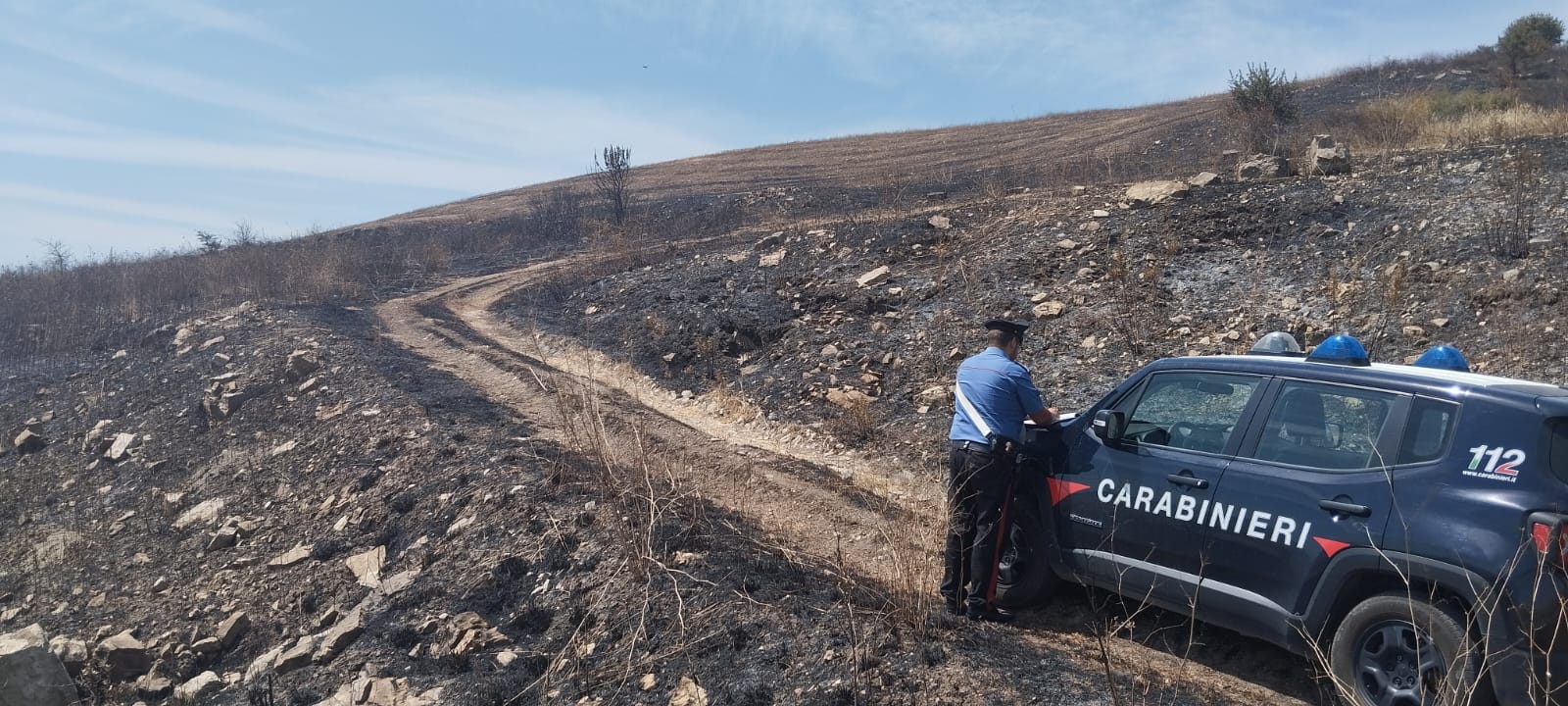 fermato anziano appiccando fuoco