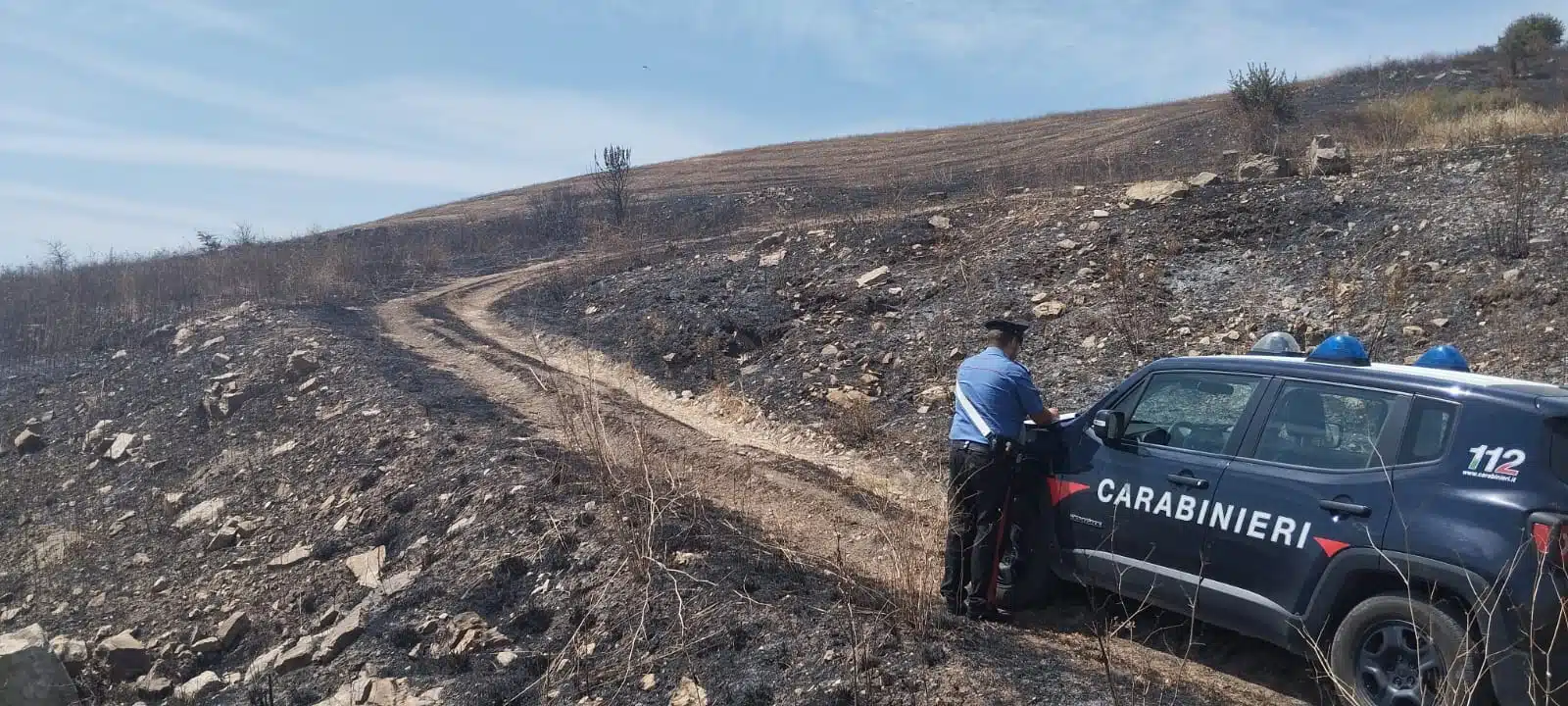 fermato anziano appiccando fuoco