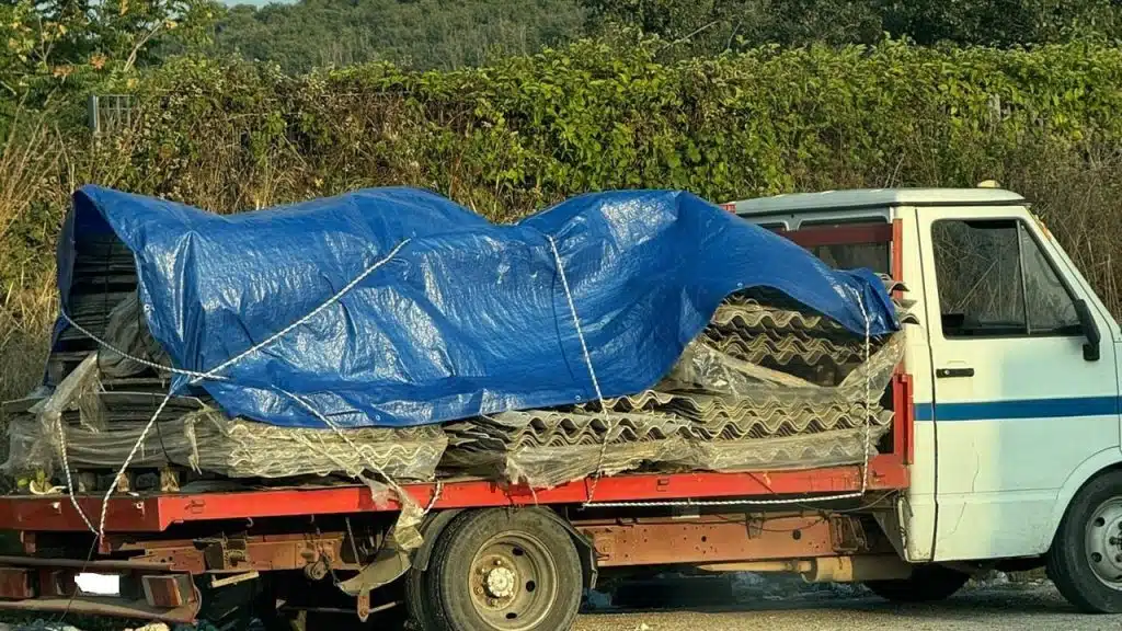 Napoli autocarro rubato amianto