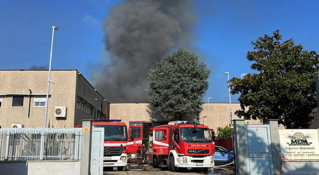corto circuito pozzuoli incendio azienda alimentare