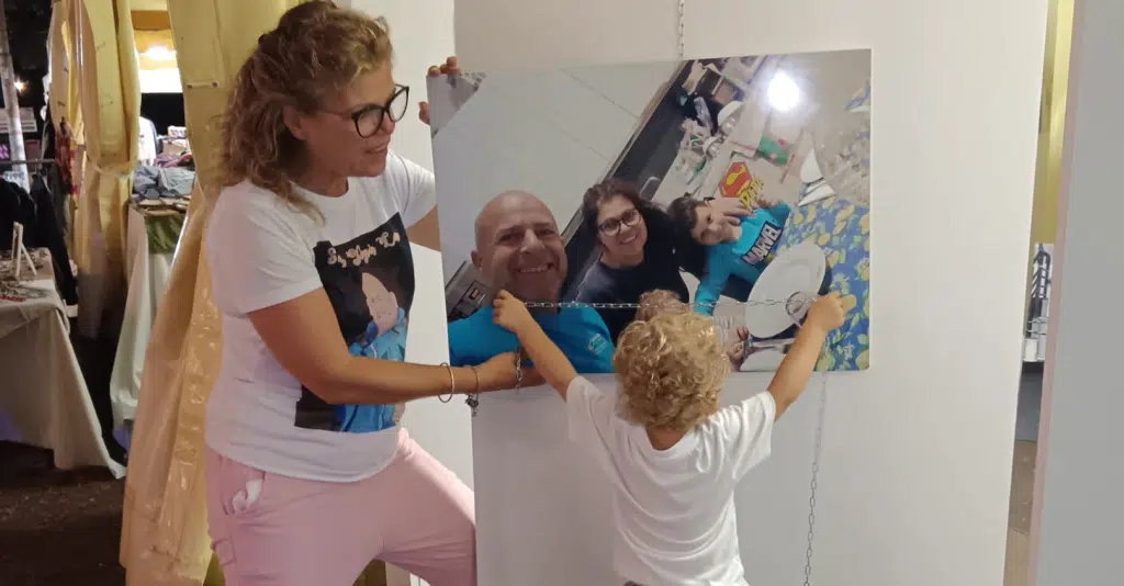 Bambina abbraccia foto papà morto lavoro