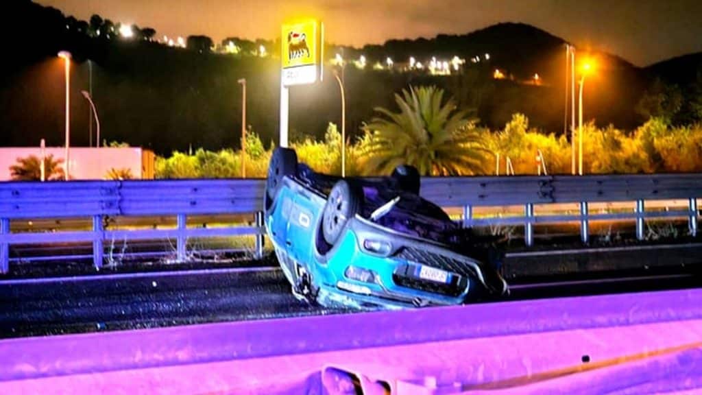 auto si ribalta a2 san mango piemonte