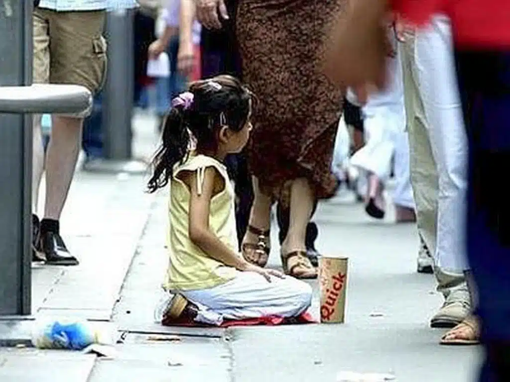 milano bambini costretti vivere baracca chiedere elemosina salvati