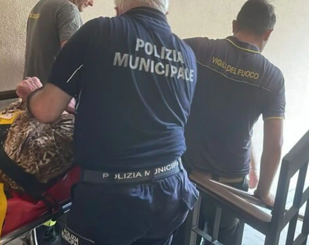 anziana barricata casa montesarchio salvata polizia municipale