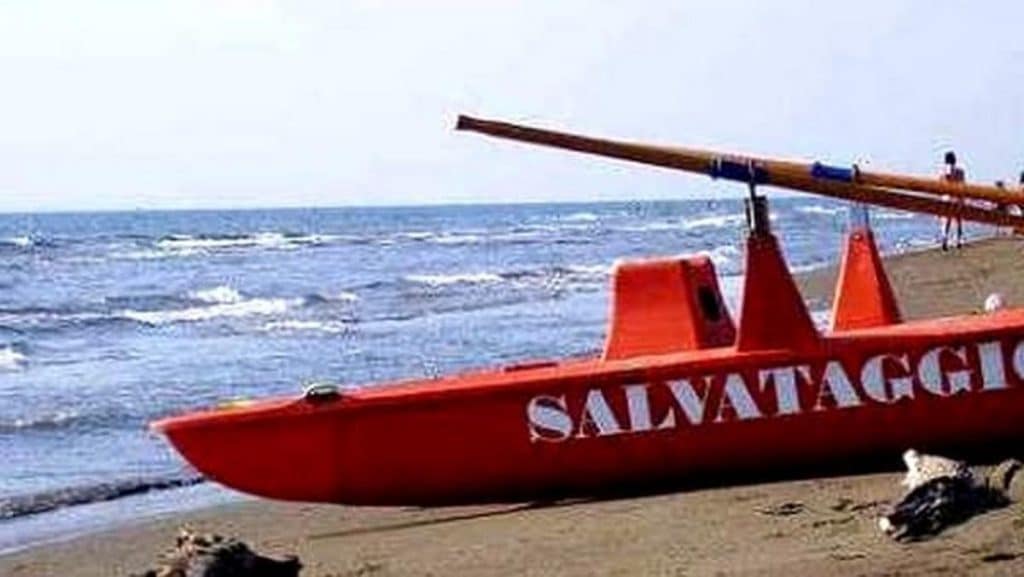capaccio paestum turista trascinato risacca salvato bagnini 20 agosto