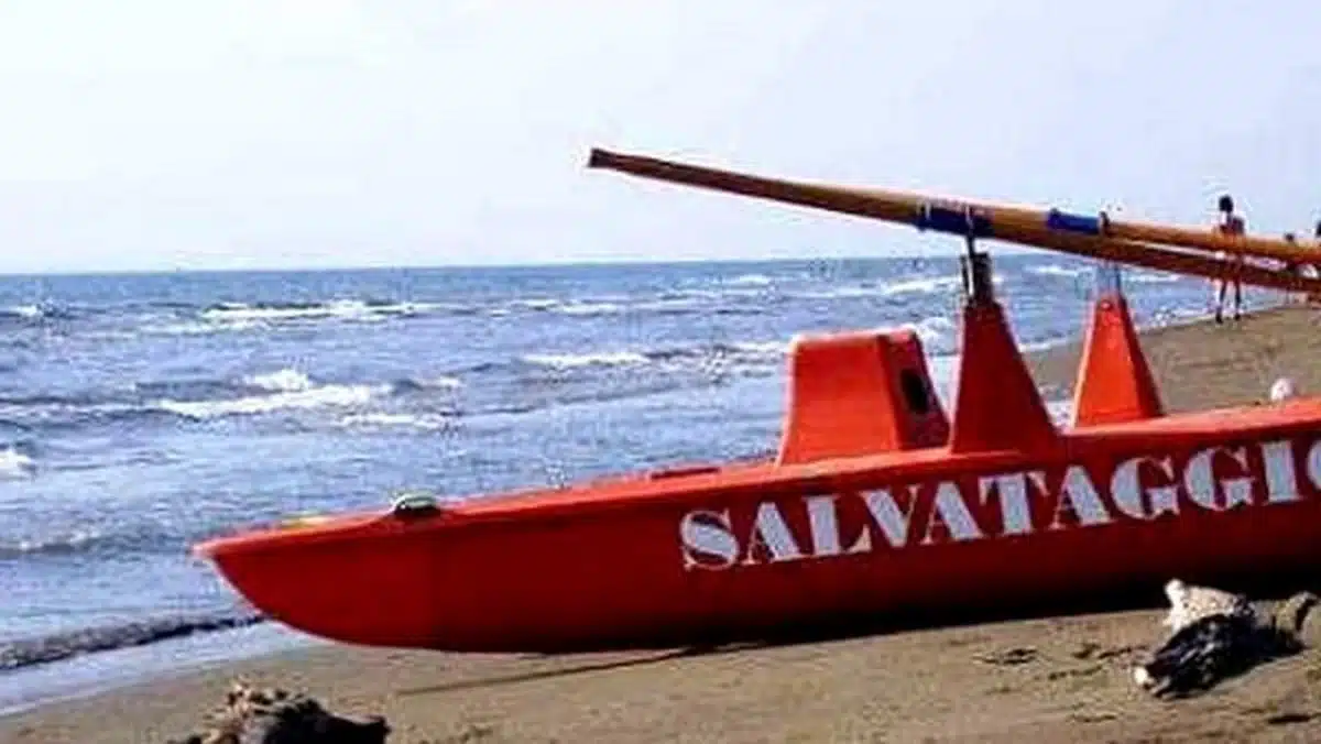 capaccio paestum turista trascinato risacca salvato bagnini 20 agosto
