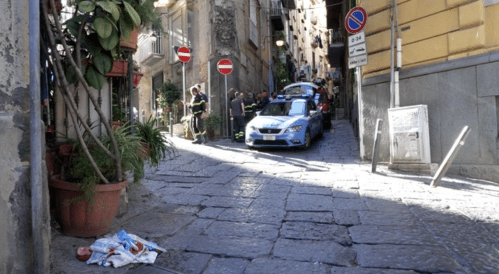 Napoli, giovane turista colpita da un vaso al centro storico