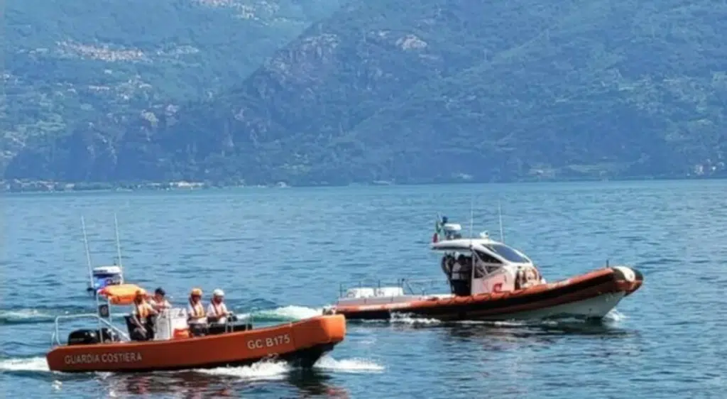 Uomo trovato morto nel lago di Garda, in tasca solo un biglietto per il battello: giallo in provincia di Brescia