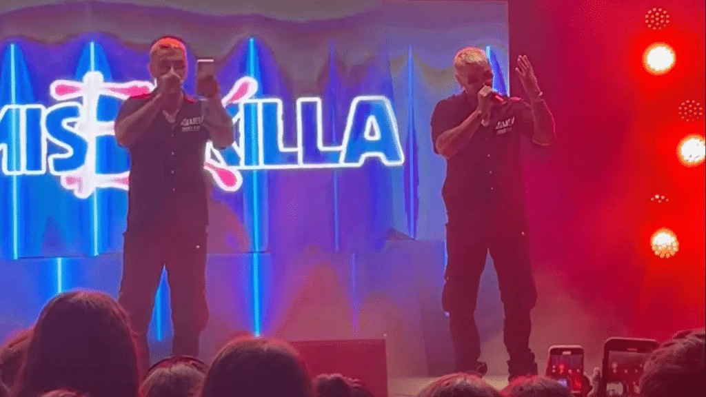 Emis Killa riceve telefono faccia