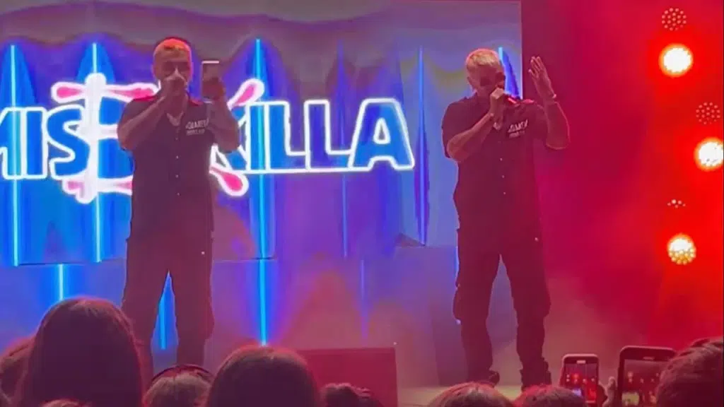 Emis Killa riceve telefono faccia