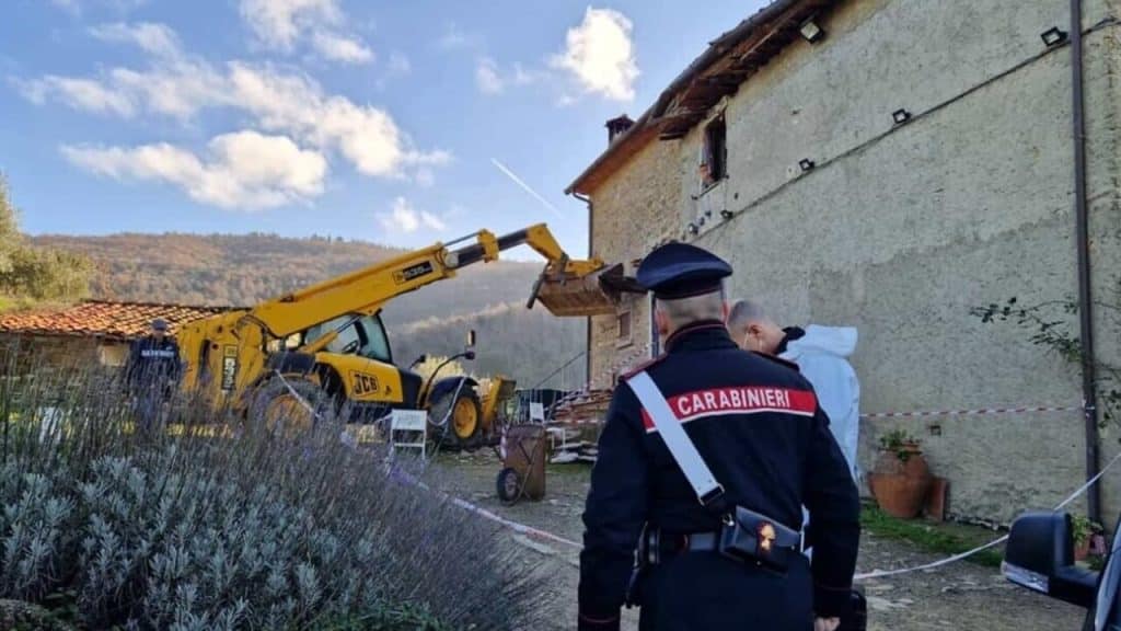 Assalta con una ruspa la casa del vicino, lui lo uccide con una carabina: "Eccesso di legittima difesa"