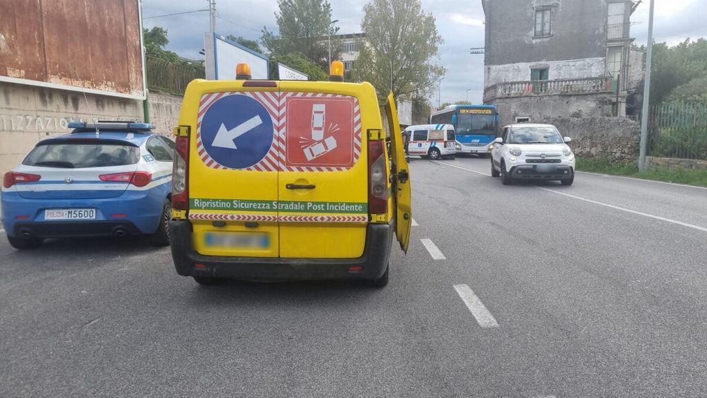 Incidente a Salerno, scontro tra auto e mezzo di soccorso in via San Leonardo