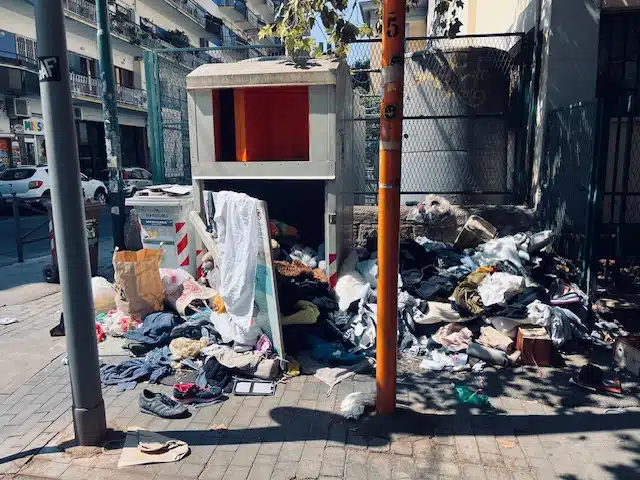 Problema cassonetti abiti Napoli